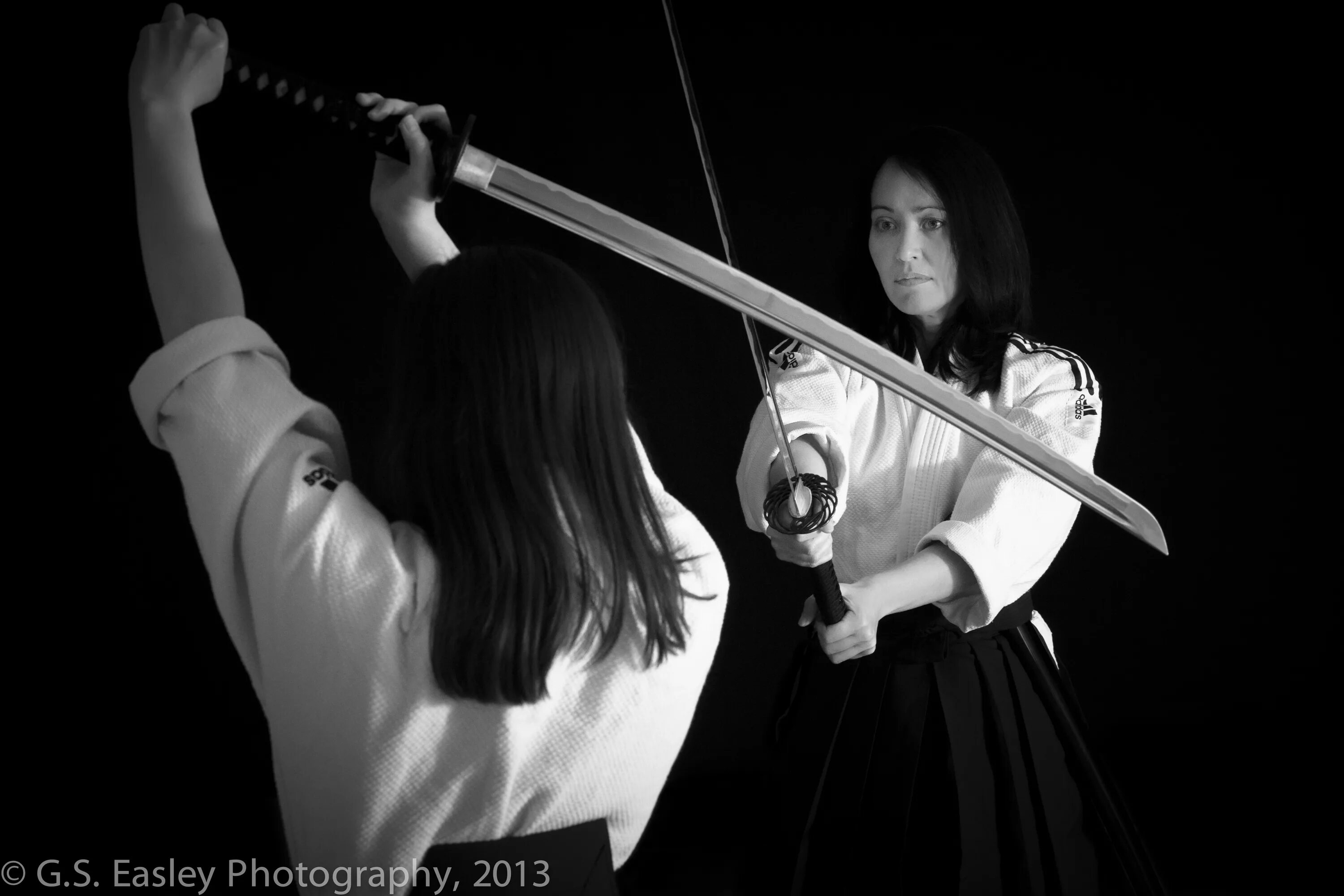 Самурайский меч в руке. Две катаны в руках. Две катаны в руках. Самурайский меч в руке. Самурайский меч в руке.