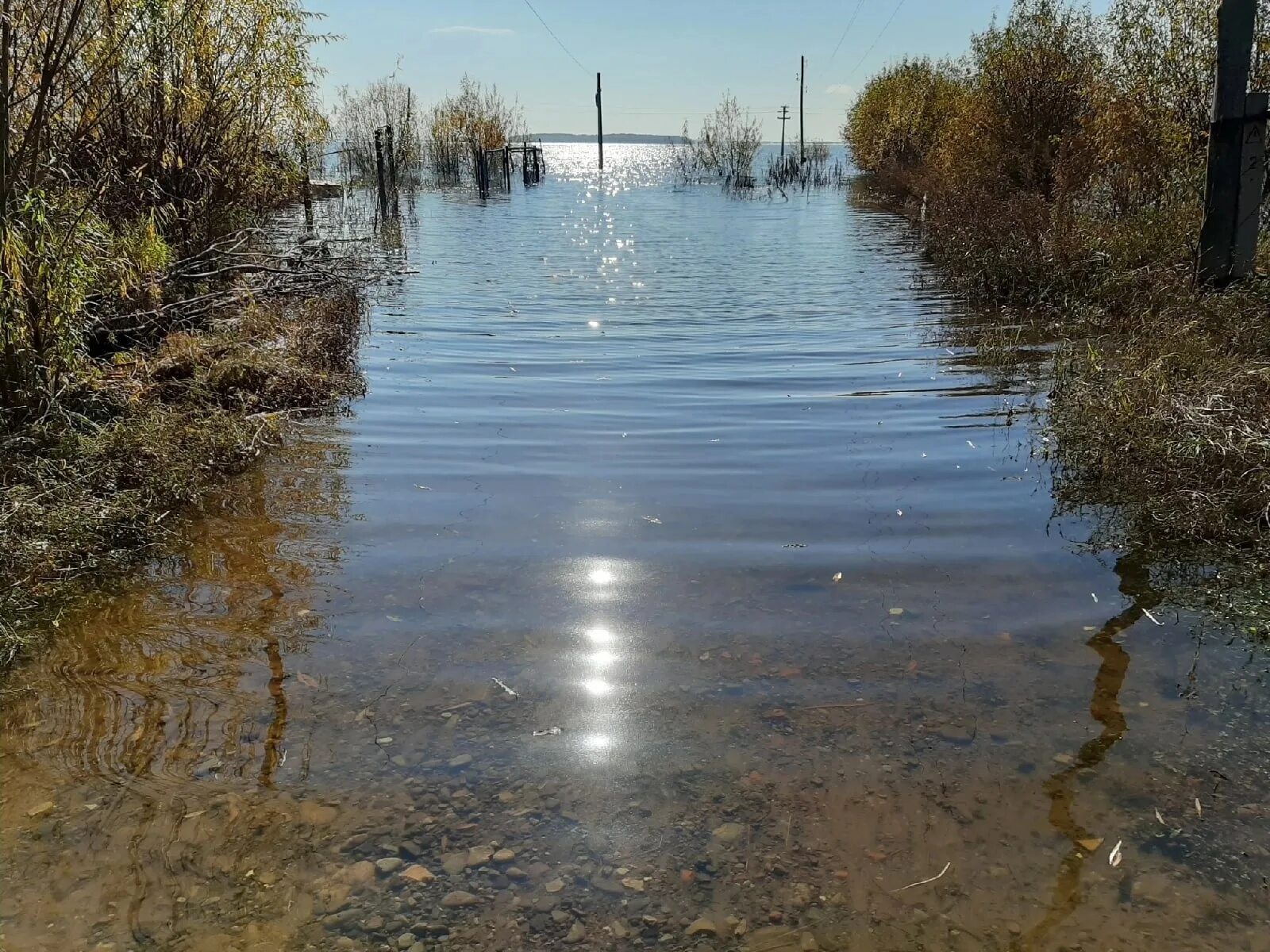 Уровень воды в реках коми на сегодня. Вода река. Затоп речки горной. Уровень воды у Комсомольска на Амуре в 2013 году. Комсомольск на Амуре реки и озёра.