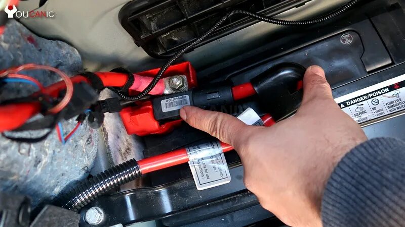 Поставил новый аккумулятор не заводится. Провод датчика разряда акб на audi q3. минусовая клемма аккумулятора бмв е65. клемма безопасности bst. клеммы для прикуривания аккумулятора бмв х5.