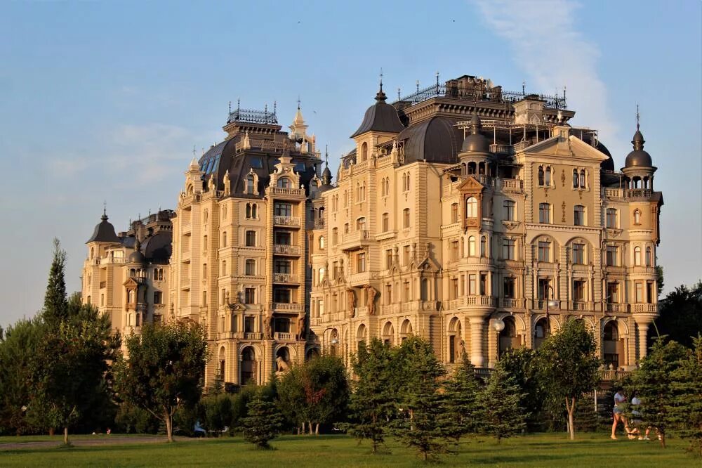 Москва дома казань. Здание версаль казань. Национальная библиотека казань дом ушковой. Казанский версаль. Тсж дворцовая набережная казань.