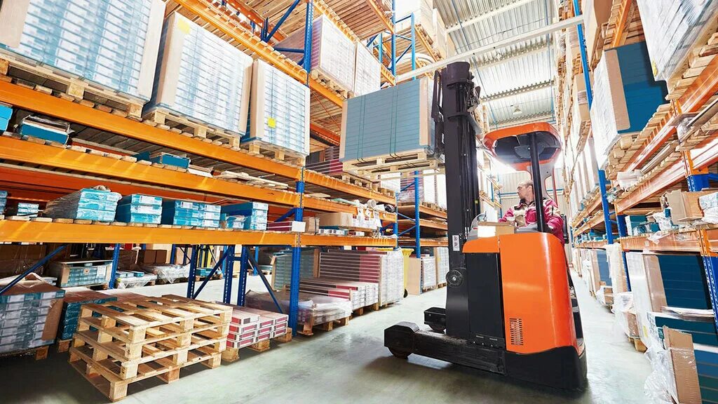 склад транспортной компании. квартирный переезд. снабжение мебельного. транспортировка мебели. грузчик в мебельном.