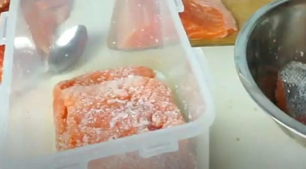 Посолить форель дома вкусно и быстро слабосоленую. Форель в банке в рассоле засолить. форель кусочками маринованная.