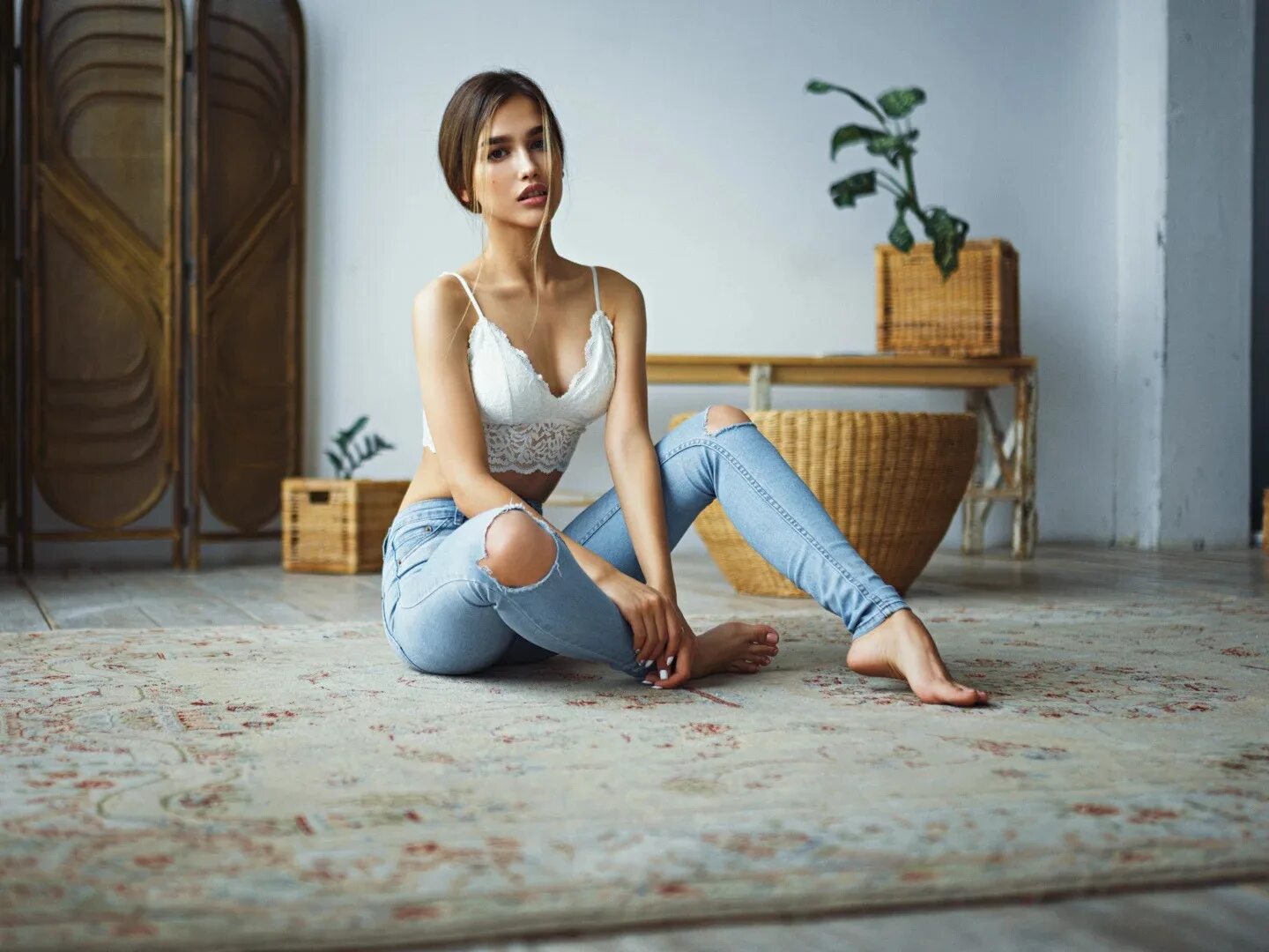 Фотосессия девушки на полу. Фотосессия девушки на полу. Позирование на полу. Фотосессия девушки на полу. Фотосессия сидя на полу.