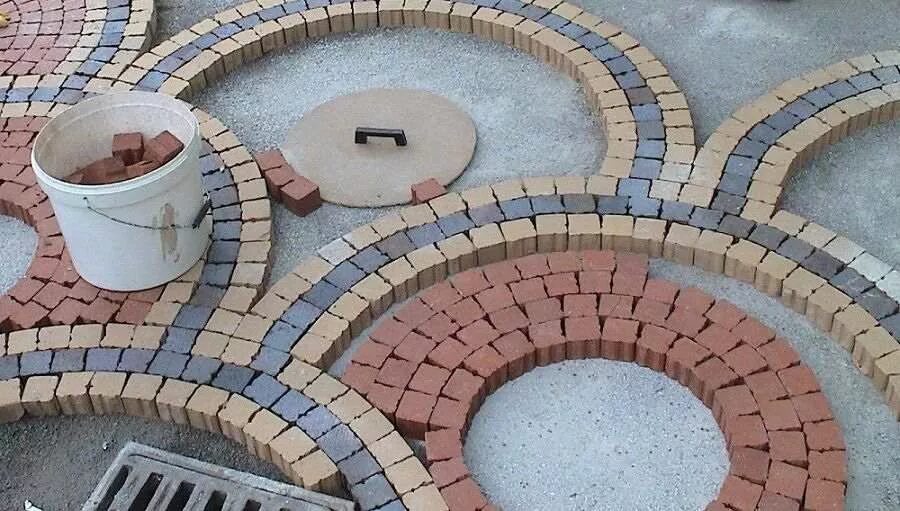 Положить старую плитку полу. Монтаж плитки на пол. Гранитное мощение дорожек. Пол выложенный плиткой. Радиусные ступени из керамогранита.