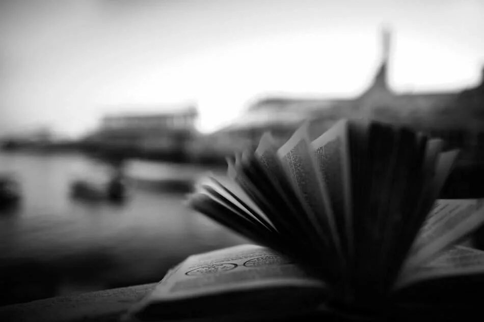 тетрадь с ручкой на столе. тетрадь и ручка эстетика. стопка книг. красивый фон с книгами. блокнот с черными страницами.