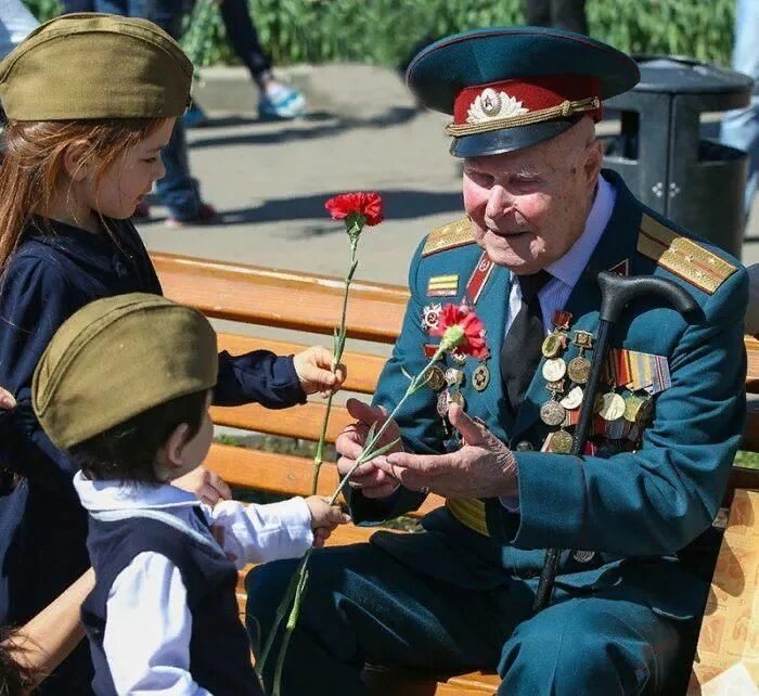 День Победы: Оркестр Мариинки, песни военных лет и полевая кухня - KP.RU