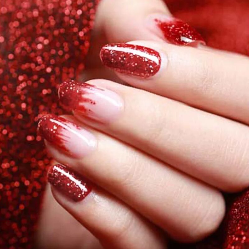 красные блестящие ногти. маникюр в красном цвете с блестками. маникюр в красном цвете с блестками. маникюр в красном цвете с блестками. шеллак красный с блестками.
