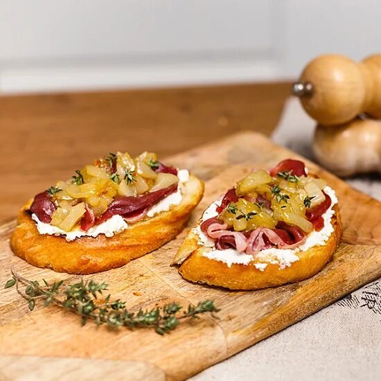 Брускетта с утиной грудкой и грушей. Брускетта с уткой. Брускетта с утиной грудкой. Брускетта с уткой и грушей. Брускетта с уткой.