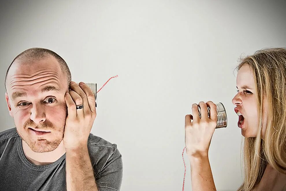 Мужчины сплетничают. Удивленные парень и девушка. Девушка шепчет. Мальчик шепчет на ухо. Дети шепчутся на ухо.