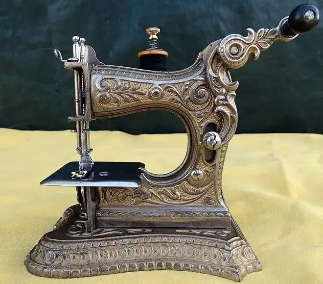 Дорогая швейная машинка. Швейная машинка Мюллер 12. Швейная машинка 1867. Швейная машинка Мюллер 15. Швейная машинка Швеймаш старинная.