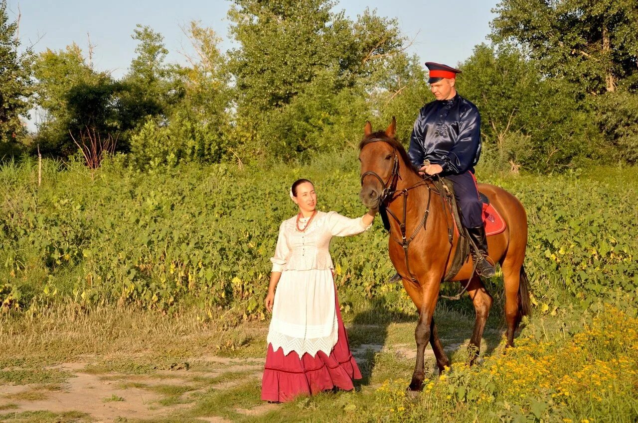 Как казачка крепко. Донской казак на коне с шашкой. донской казак на коне. донской казак и казачка. донской козак.