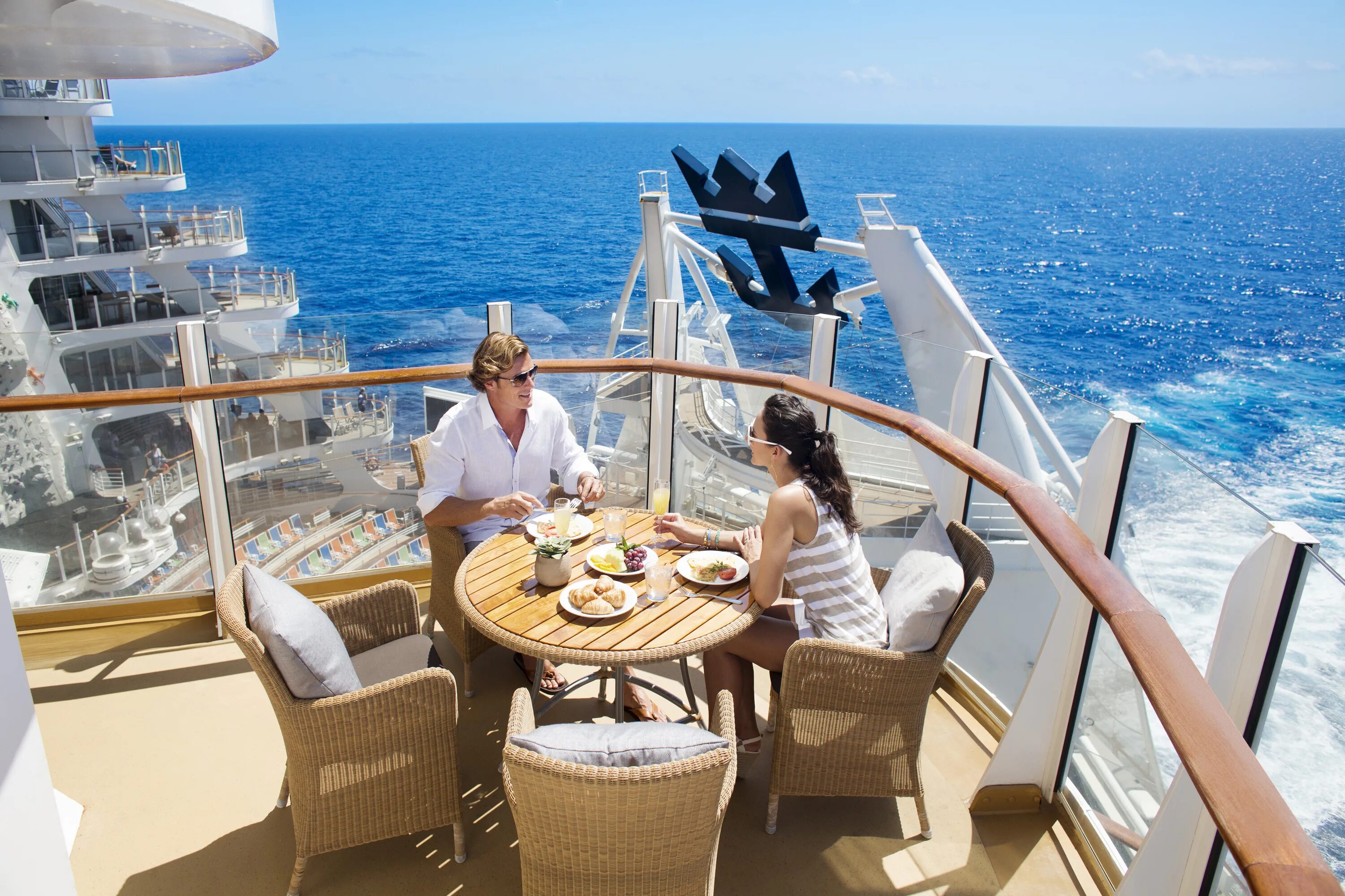 Cruises travel. Royal Caribbean International Oasis ресторан. MSC круизный лайнер завтрак. Круиз на лайнере. Лайнер морской круиз.