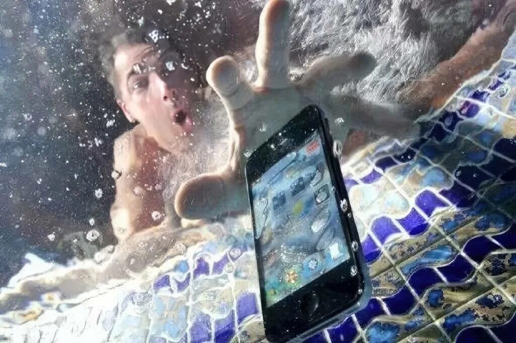 Смартфон в воде. Сотовый телефон в воде. Смартфон падает в воду. Вода попала в смартфон.