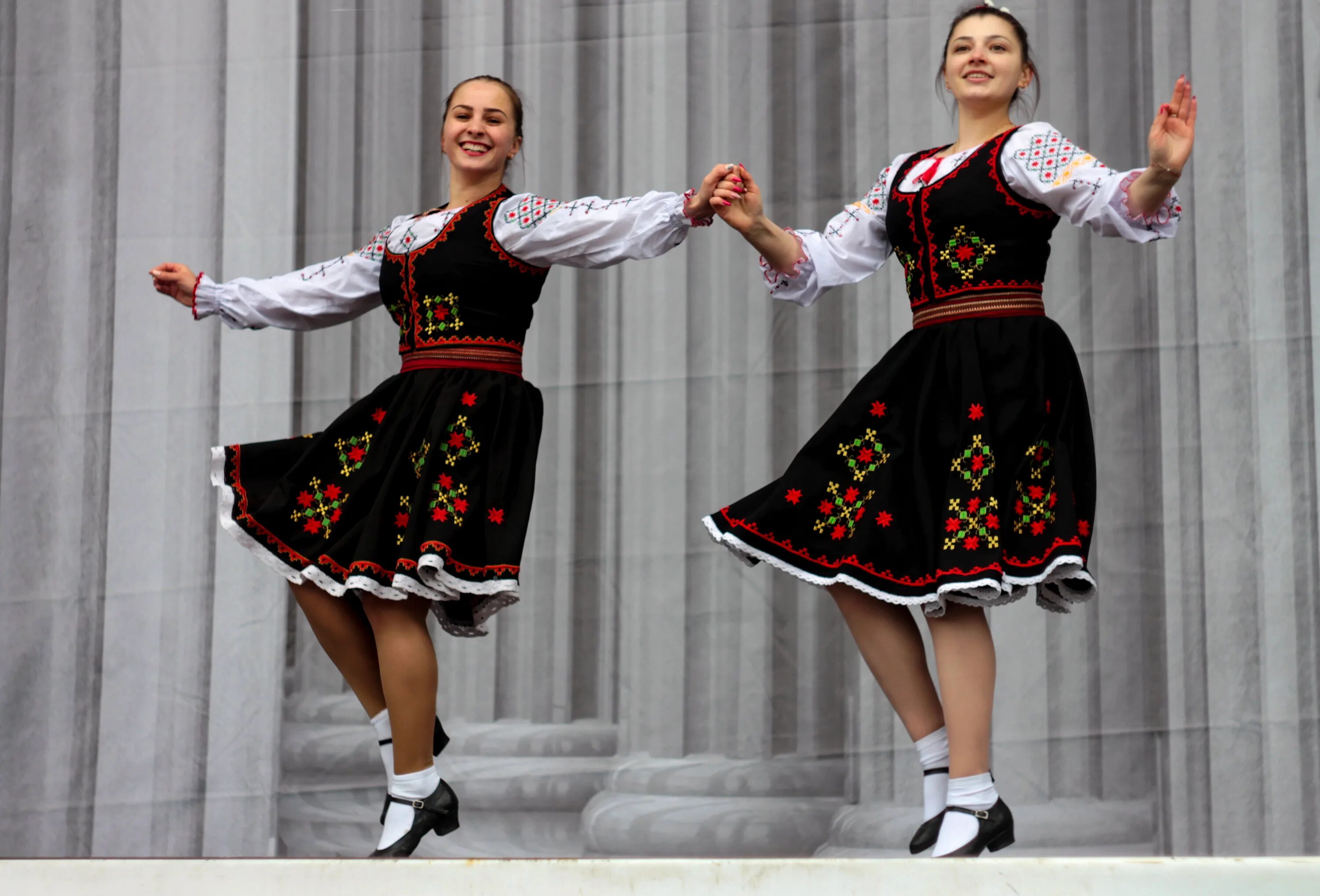 Молдаван женщина. Национальный костюм Молдавии. Молдавский танцевальный костюм. Молдаване. Молдавские костюмы для танца.