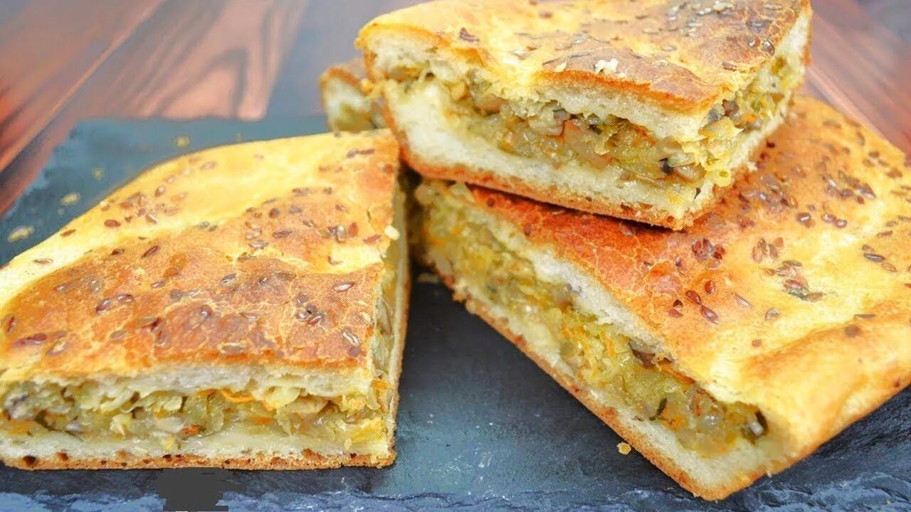 Пирог с капустой и грибами на кефире. Постный заливной пирог с капустой. пирог с капустой заливной капустный. заливной капустный пирог на сметане в духовке. заливной пирог с капустой и грибами.
