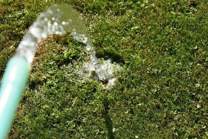 Шланг пропускает воду. Шланг для воды. Вода из шланга. Вода льется из шланга. Чистая вода из шланга.