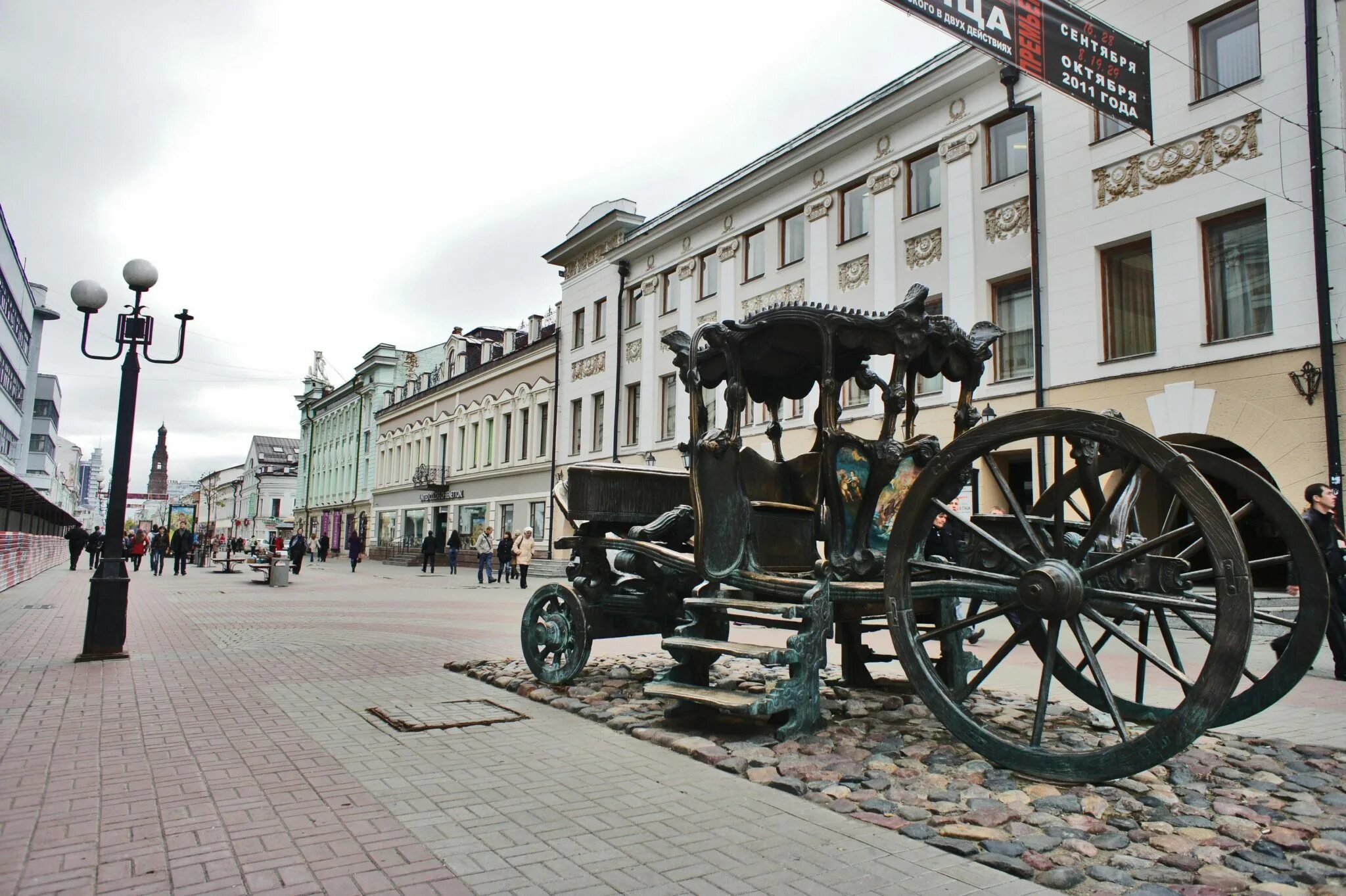Казань памятник бауману. Карета екатерины 2 в казани. карета екатерины в казани на улице баумана. памятник карете екатерины 2 в казани. казань баумана карета памятник.