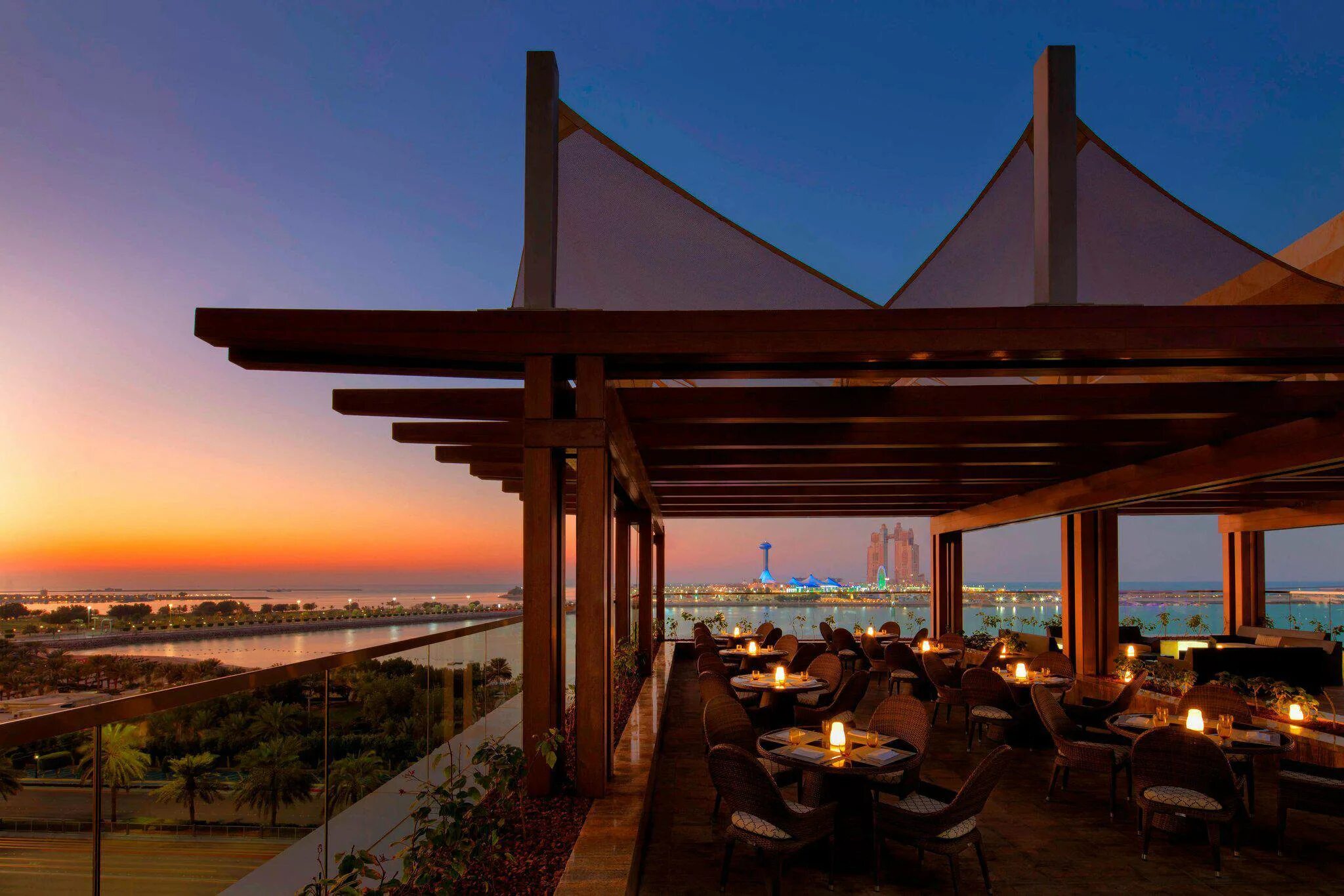 St regis abu dhabi 5. Azura Panoramic Lounge. Отель сент Реджис Абу Даби фото. Кафе Абу Даби. Башня Реджис в Абу Даби.