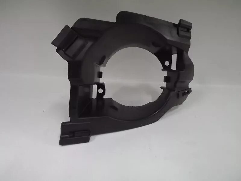 Крепление противотуманных фар рено трафик 2. Крепление птф ford transit. Крепление противотуманки. Крепеж птф рено дастер. Туманки на шевроле круз 2012.