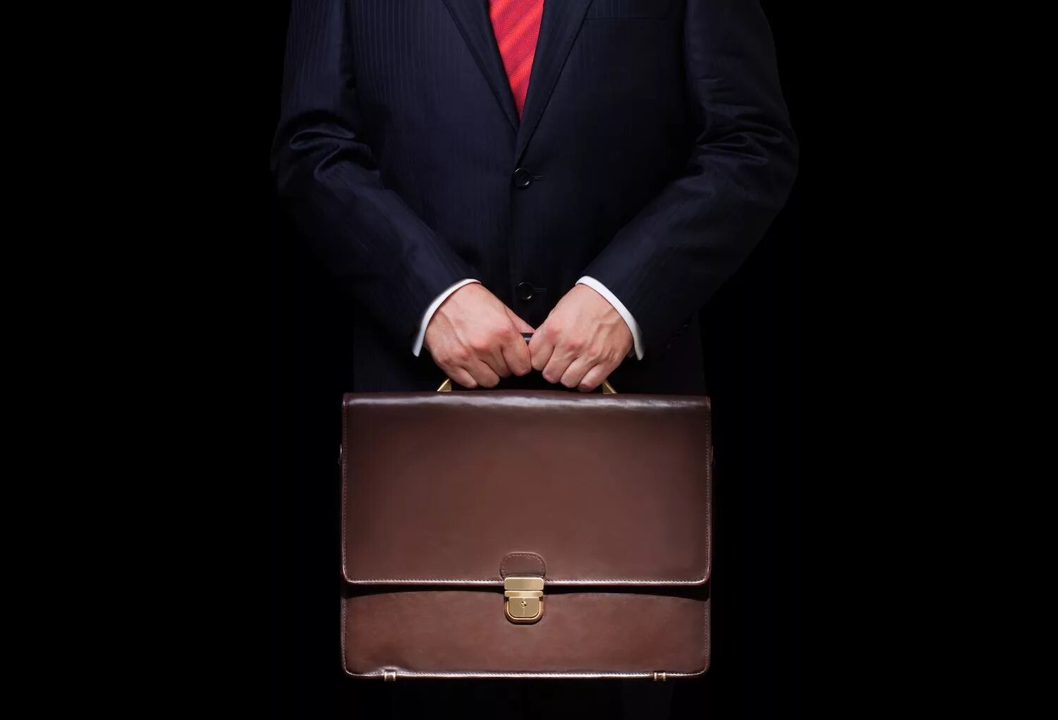 Чиновники на чемоданах. Вовлеченность персонала фото. Кейс менеджера. Кейс сотрудник руководитель. Мужчина с кейсом.