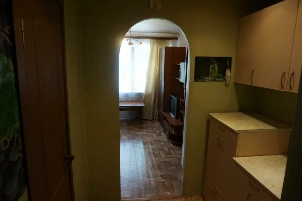 общежитие малосемейка. самое дешевое жилье в мире. октябрьский проспект 79. малосемейка в общежитии с ванной. карла маркса 126 киров квартиры.