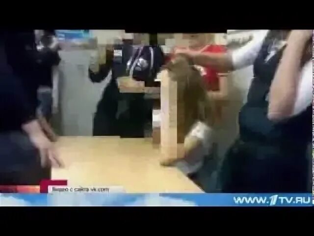 Одноклассницы издеваются