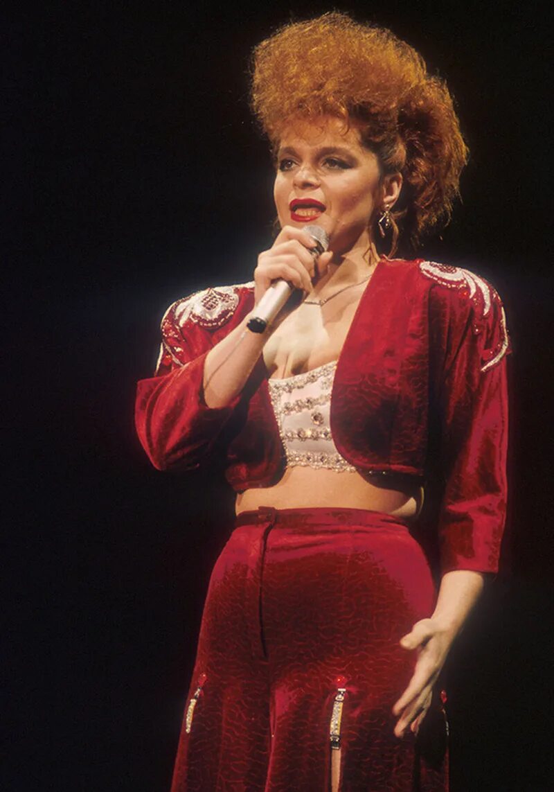 Пластика лица 2022 перекачала. София ротару 90е. Маша распутина 80е годы. Наряды ларисы долиной в 90. Музыкальный диск 90-х.