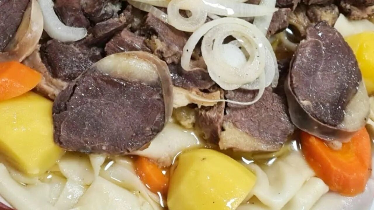 Как приготовить бешбармак из конины. Бешбармак с казы. конина и казы к бешбармаку. казахский бешбармак с кониной. бешбармак шужук казы.