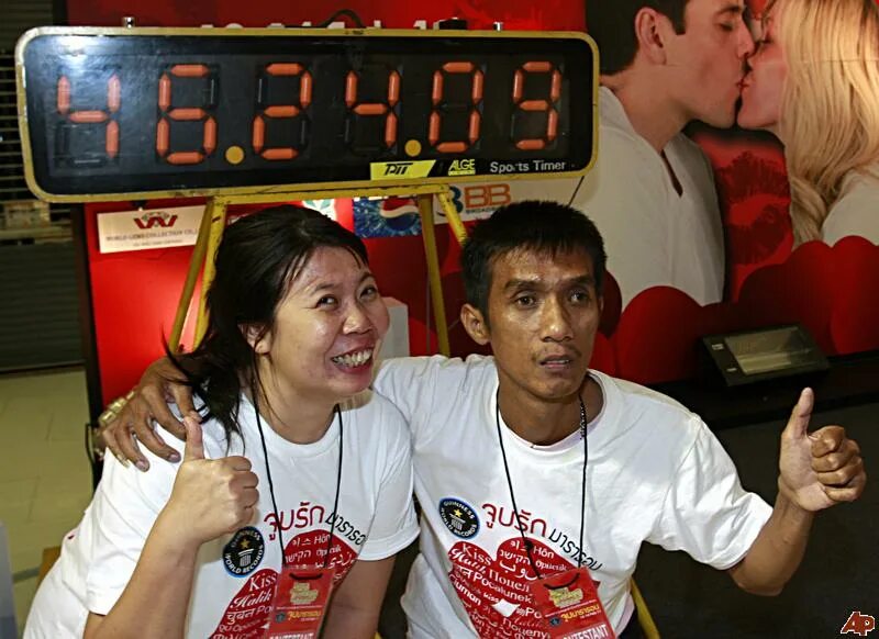 Рекорд по поцелую. Лаксана Тиранарат. Эккачай и Лаксана Тиранарат. Мировой рекорд поцелуя. Самый долгий поцелуй в мире рекорд.