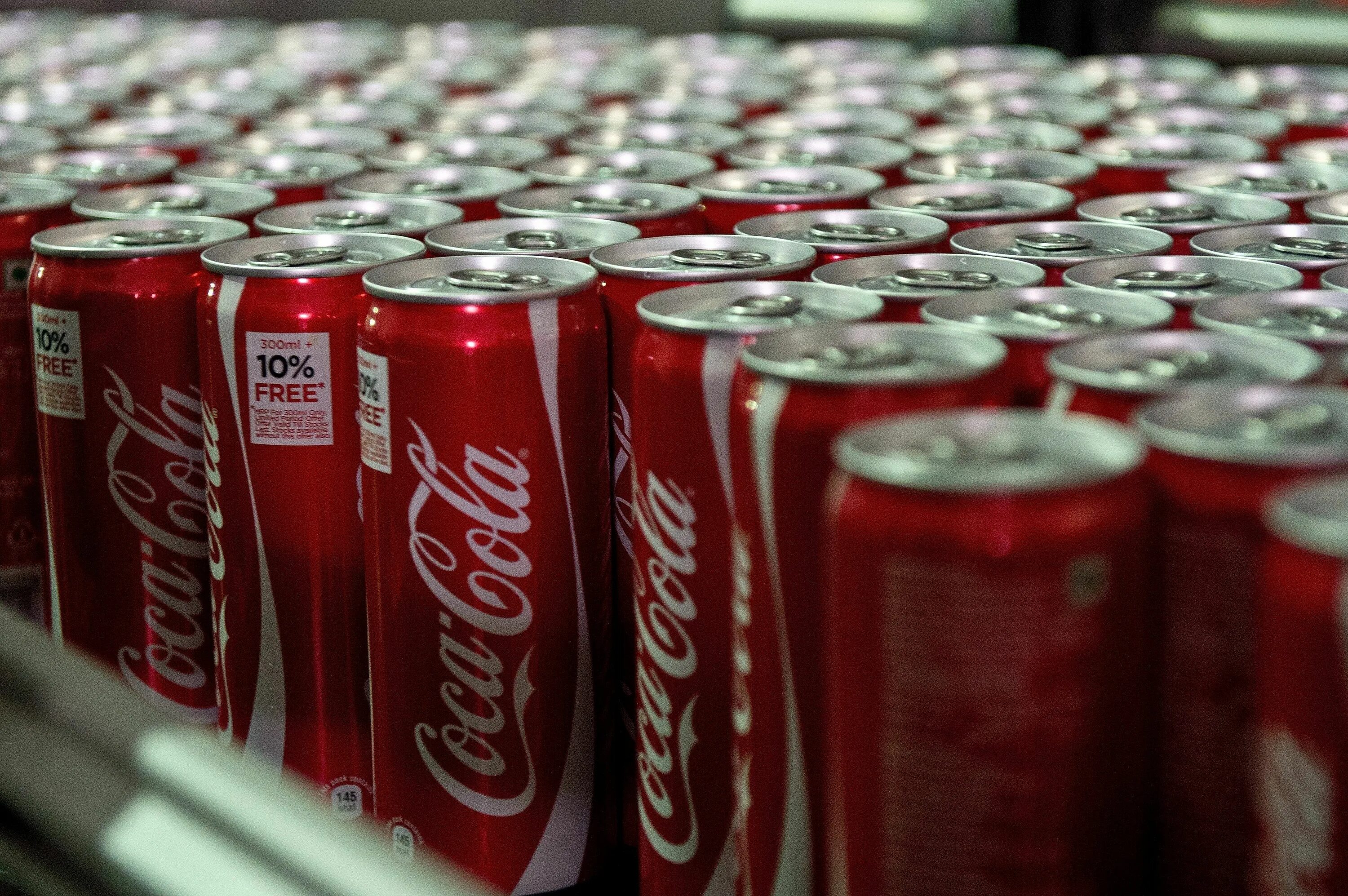 Фото кола колы. Кока-кола/ (Coca-Cola)э кола. Алюминиевая банка Кока колы. Баночка колы. Кока кола в банке.