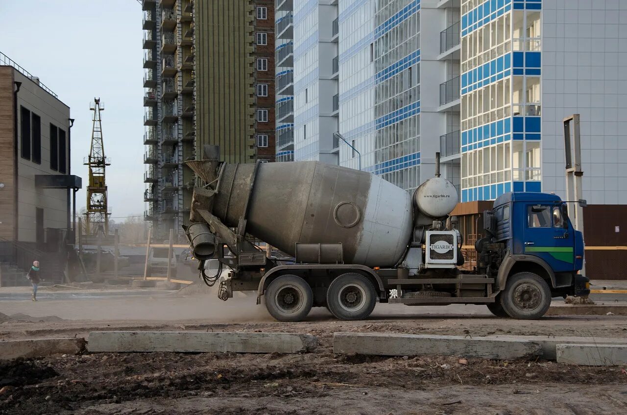 Бетономешалка на стройке. Бетона мешалка. Автобетоносмеситель. Бетономешалка с бетоном. Бетонно строительные работы