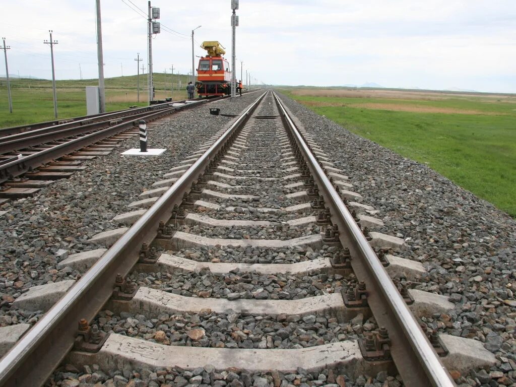 балласт железнодорожного пути. куэнга укурей. выплеск балласта пути. щебень для балластного слоя железнодорожного пути. балласт жд.