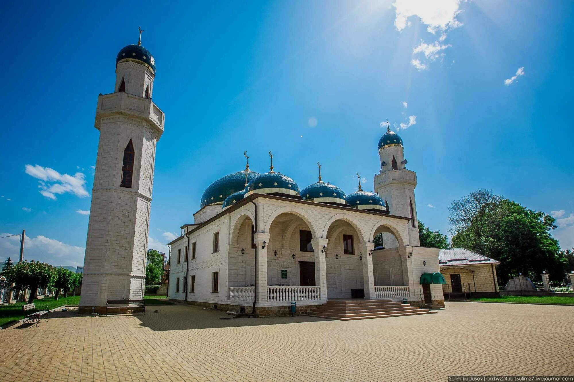 Мечеть Хабез. Аул Хабез Карачаево Черкесская Республика. Церковь Карачаево-Черкесия Хабез. Центральная Соборная мечеть аула Хабез.