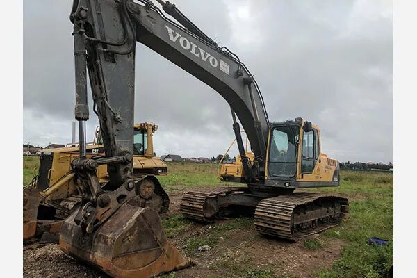 Экскаватор погрузчик volvo bl61. Экскаватор бу вольво. Экскаватор бу вольво. Экскаватор volvo ew-130. Volvo excavator 2022.