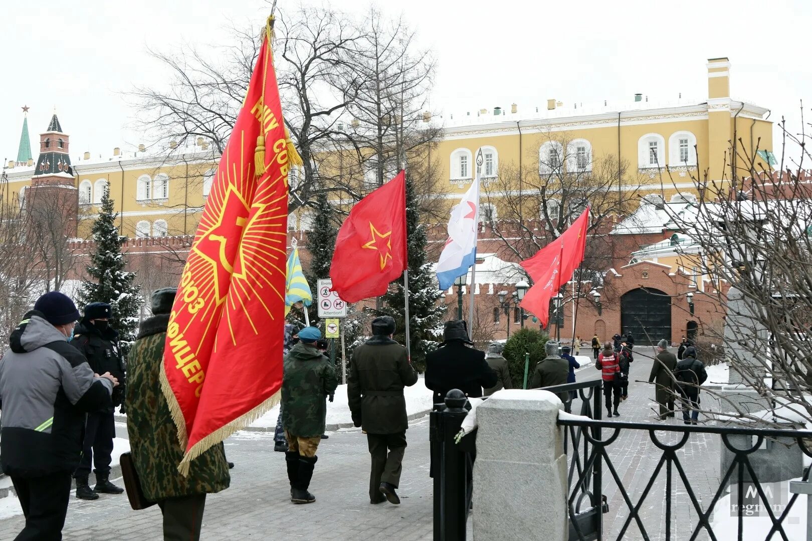 Что будет 23 февраля в москве. Празднование 23 февраля в Москве. Парад на 23 февраля в Москве. 23 Февраля КПРФ. Пикет в Александровском саду.