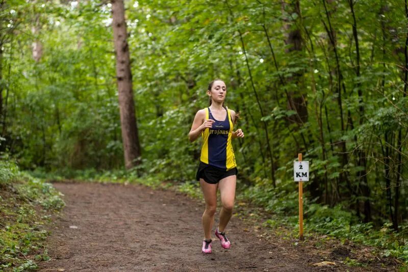 Спортивная ходьба на свежем воздухе. Движение по пересеченной местности в туризме. Кроссовый бег по пересеченной местности. Варвара шиканова бег. Крылатские холмы трасса для бега.