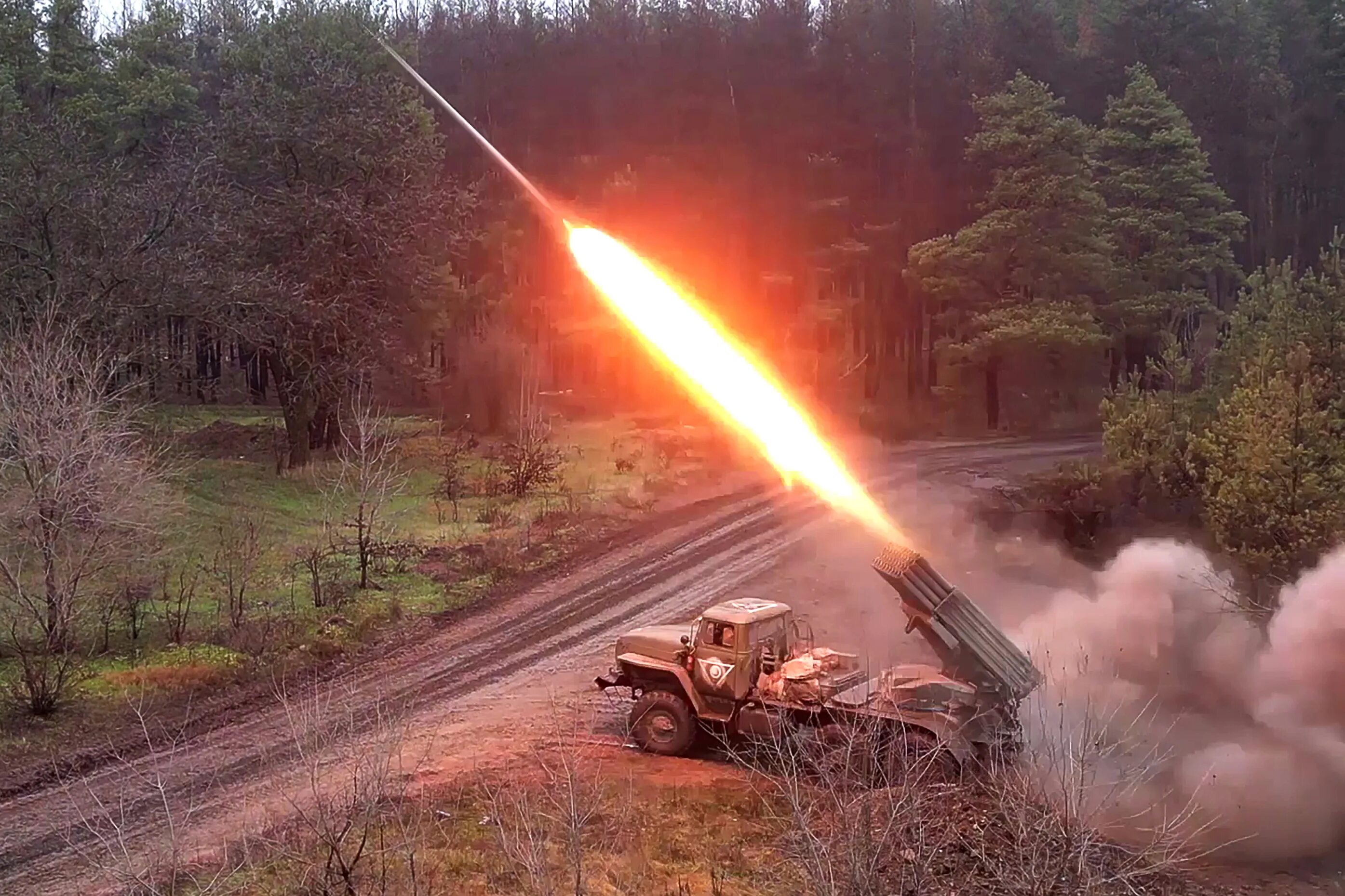 Ракетный удар вкс. Зенитная ракета. Град РСЗО. Военная машина Солнцепек. Российские РСЗО.