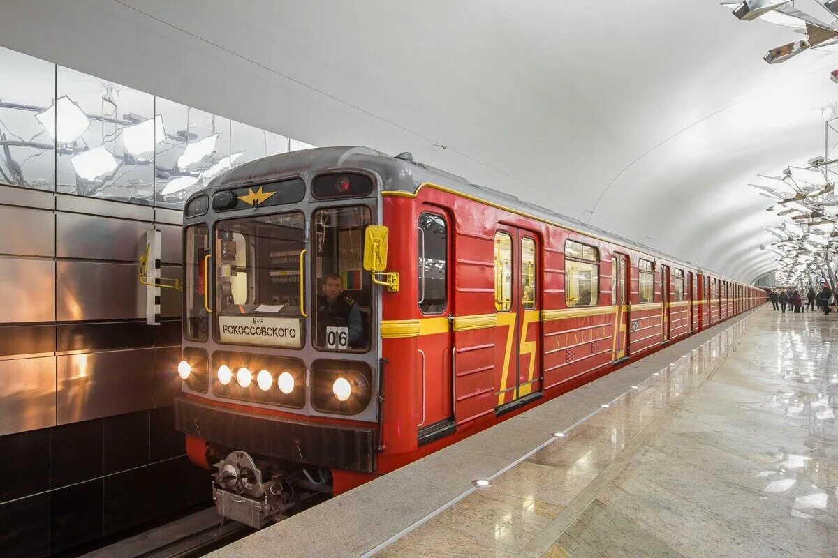 Сокольническая линия московского метрополитена. Поезд метро красная стрела. Метропоезд 81-717. Метропоезд красная стрела в Москве. 81-717.5М красная стрела.