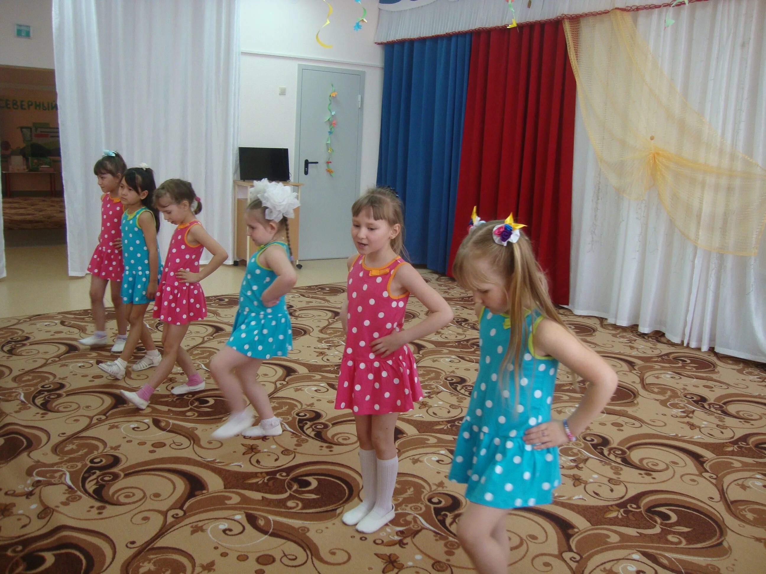 Праздник день космонавтики в детском саду. Музыкально-ритмические движения в детском саду. Веер ромашка для танца. Стихи про танцы для детей. Осенние праздники в детском саду.