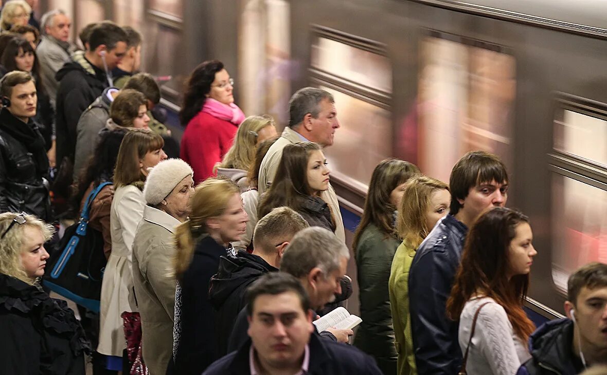 Пассажирам московского метрополитена. Люди в метро Москвы. Пассажиры Московского метро. K.lbdvtnhj. Люди в Московском метро час пик.