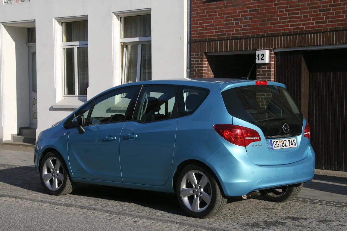 Коды опель мерива б. Опель Мерива двери. Opel Meriva 2009. Мерива фургон. Opel Meriva открытые двери.