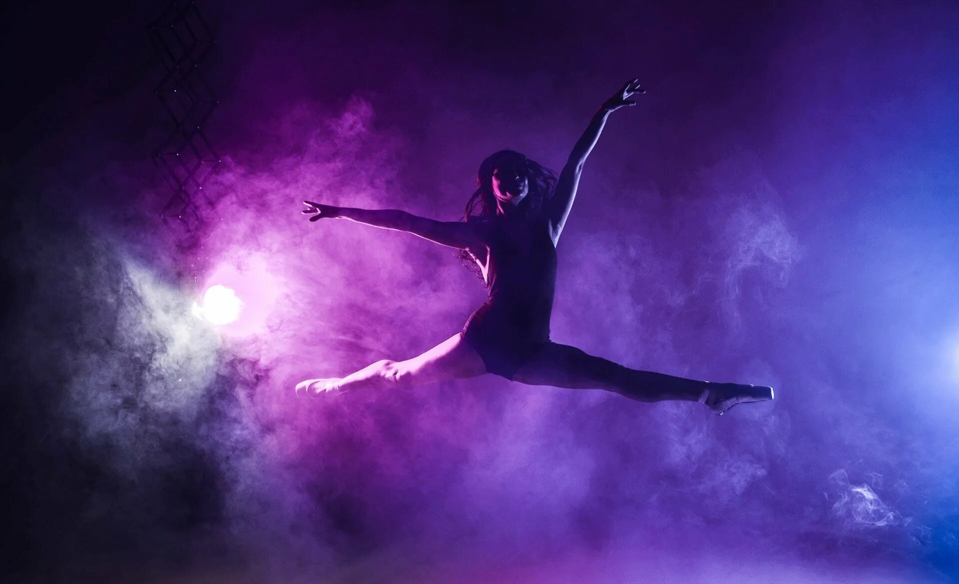Неоновые танцы. Картинки на рабочий стол танцы. Танцующая фиолетовая девушка. Танец сиреневый. Яркая девушка танцует.