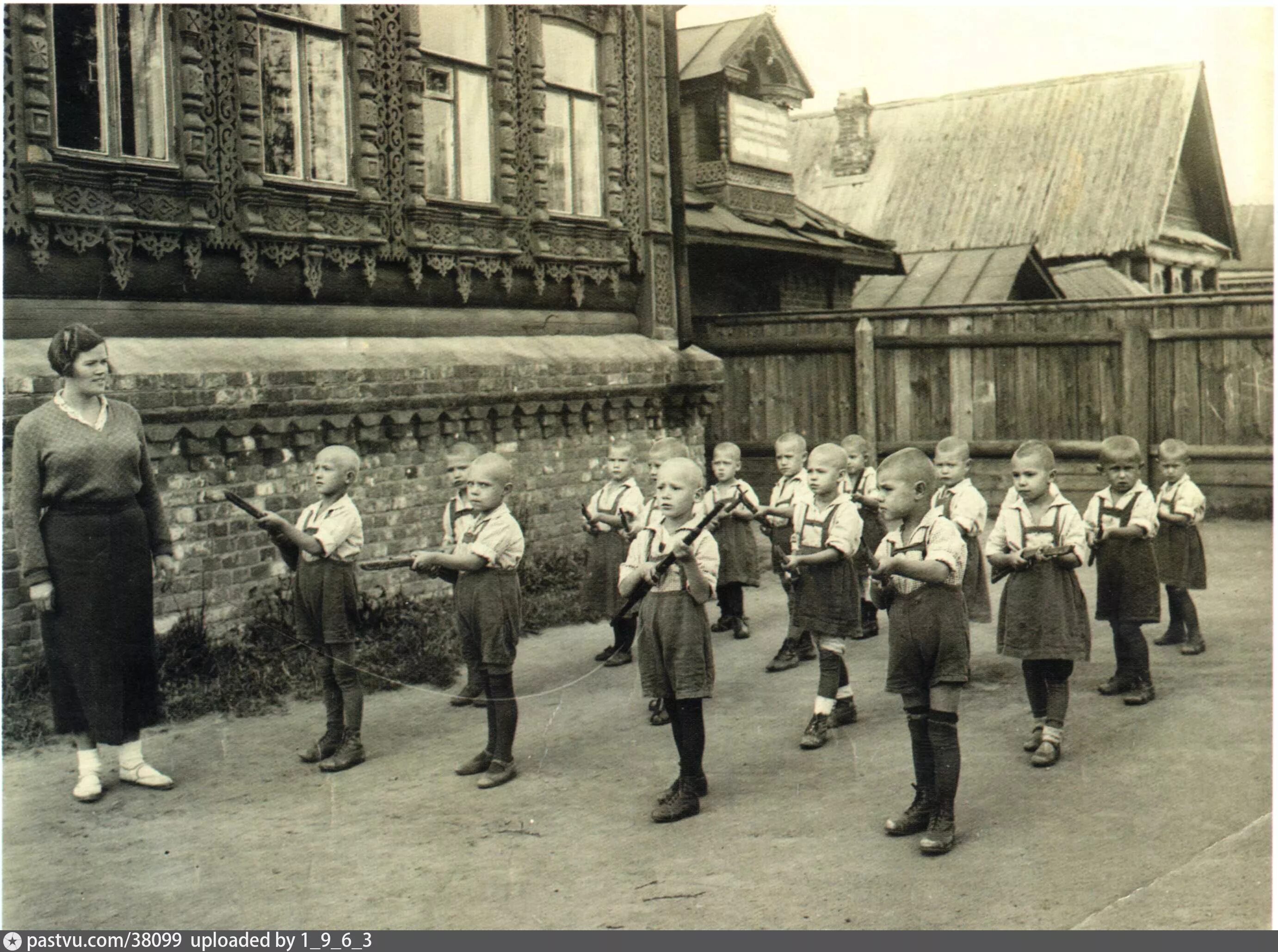 Фотографии 1930 года. Бараки в Москве 1930е. Детские сады в 1920 годы. Детские сады в СССР 1920 год. Детский сад в 1930 году.
