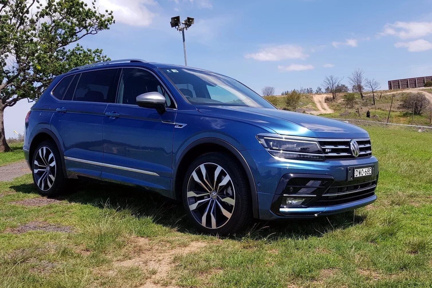 Volkswagen синий. VW Tiguan 2. Фольксваген Тигуан r line. VW Tiguan 2 r line. Volkswagen Tiguan 2022 r line.