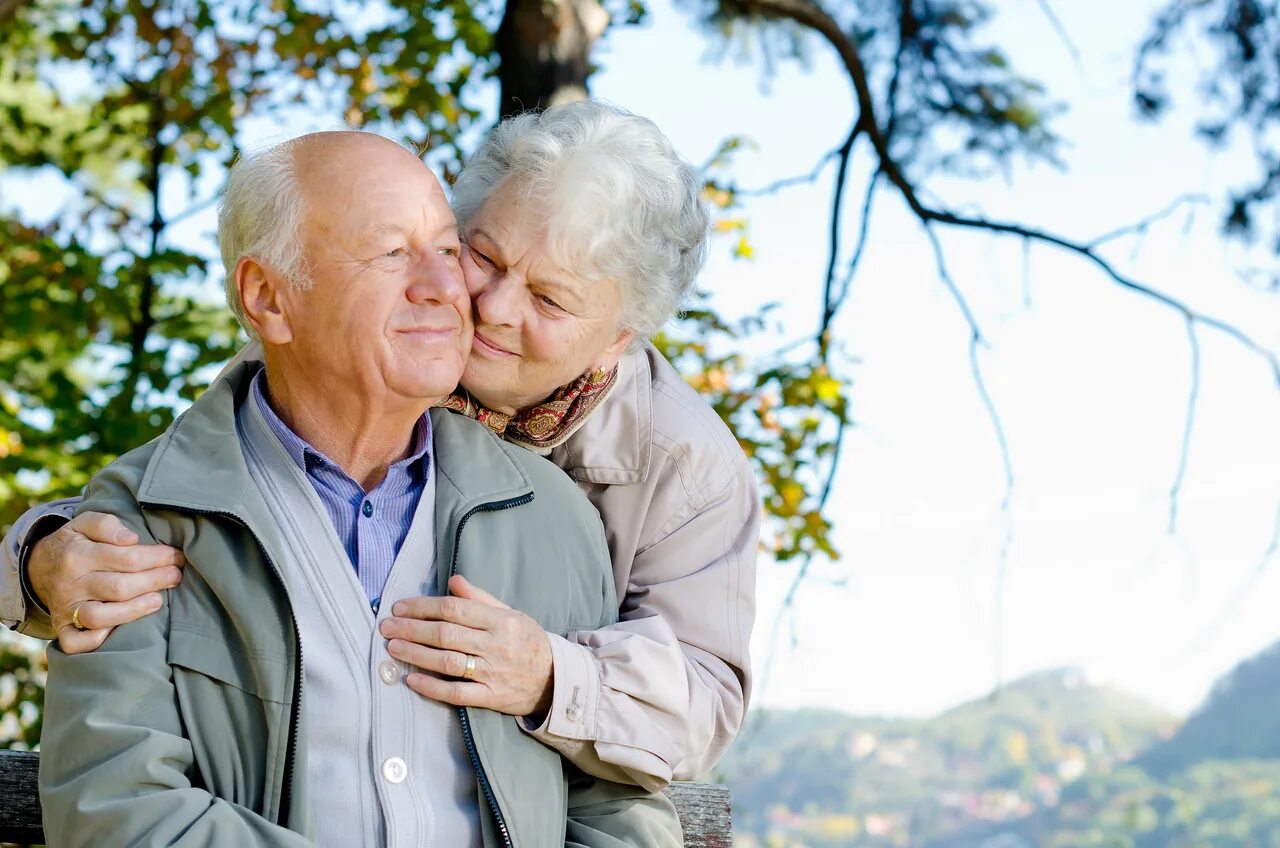 Пожилые люди. Счастливые пенсионеры. Счастливые пожилые люди. Счастливые старики.