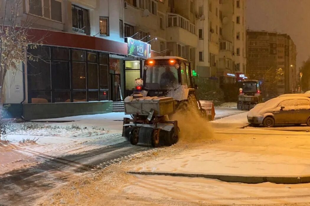 Заснеженный екатеринбург. Снегопад свердловская. Снегопад в екб. Снег в екатеринбурге. Снегопад свердловская область.