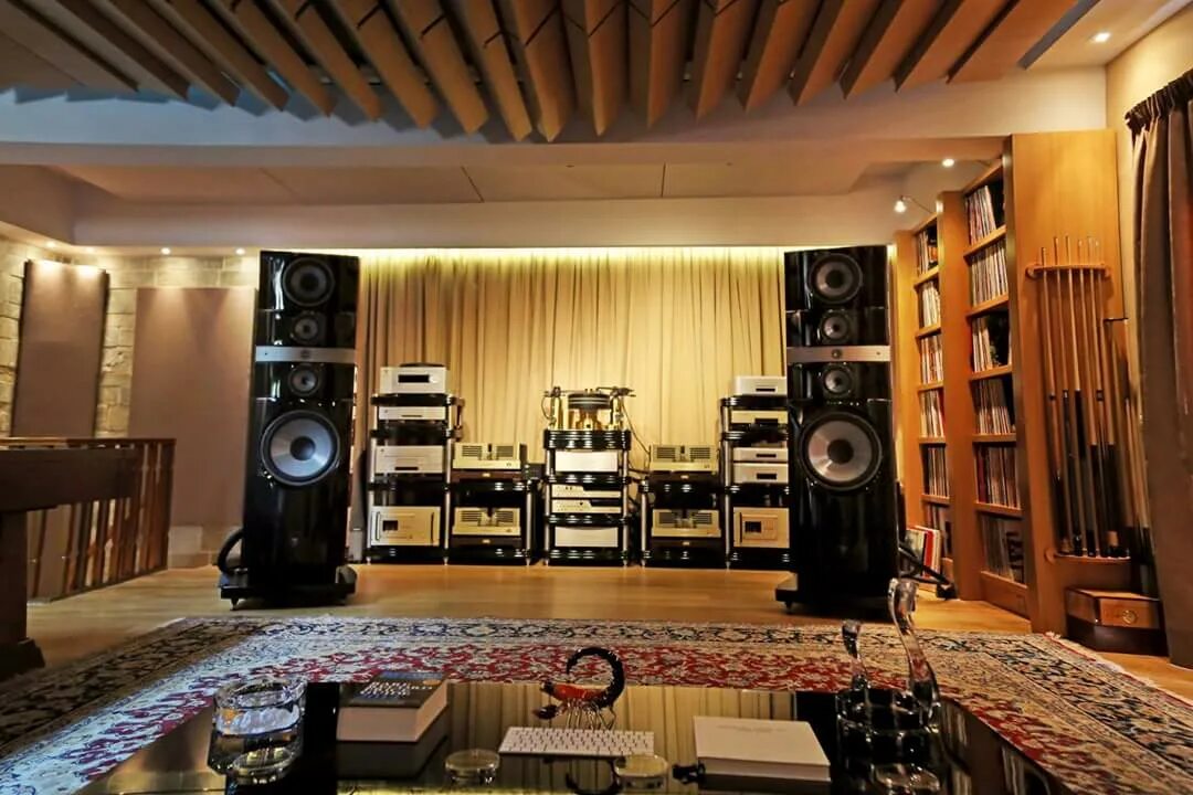 Акустика hi-fi и hi-end. Аппаратура hi-end класса. Клипш акустика. Hi-end акустические рассеиватели. Hi end акустика напольная.