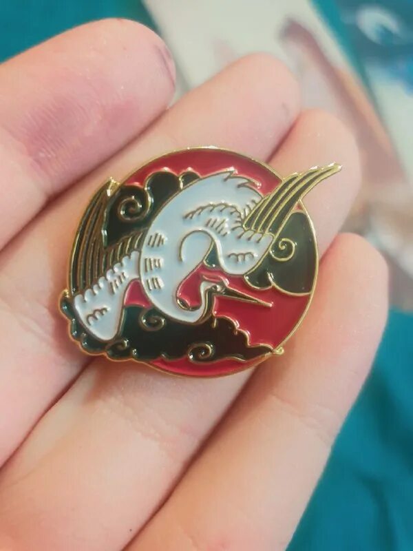 значок брошка. коллекция пинов. коллекция пинов. советские значки на одежде. панно для коллекции.