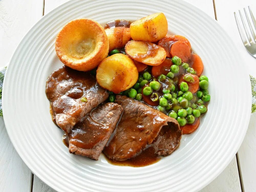 Английское блюдо Sunday Roast. Воскресное жаркое (Sunday Roast). Обед в Британии. Европейская кухня.