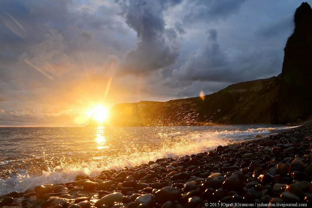 бухта. крым судак горы и море. солнце над крымом. рассвет в севастополе. крымский полуостров гурзуф.